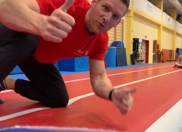 Individuální cvičení v gymnastické hale