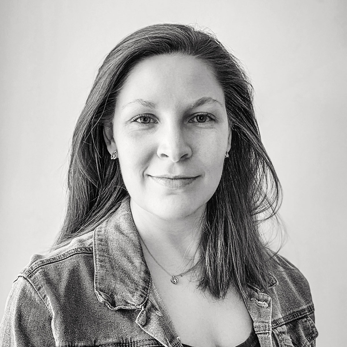 sarka_lankova_kurz_kaligrafie_zacatecnici_liberec_kreativna_cb_ctverec Kaligrafii objevila při tvorbě rodokmenu své rodiny, kdy hledala způsob, jak dodat psaní osobitý a duševní rozměr. Od té doby se jí věnuje naplno a postupně se posunula od rodinných projektů ke svatebním jmenovkám, cedulím a dekoracím, které vytváří pro nevěsty.</p>
<p>Ráda tvoří i v dalších podobách – od jemných korálkových šperků až po drobnosti, které potěší srdce. Kromě toho působí také jako virtuální asistentka, kde pomáhá ženám-podnikatelkám zvládat každodenní agendu.</p>
<p>Šárka se pravidelně účastní svatebních veletrhů a je vyhledávaná pro své krásné kaligrafické nápisy na míru, které dodávají svatbám jedinečný a osobní charakter.
