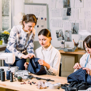 ukázka-upcyklace-oblečení-–-práce-s-látkami-a-dekoracem